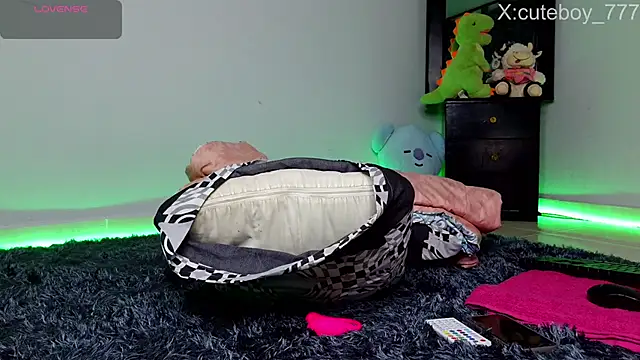 Snapshot of Danny_cute_05 chatting on 11.04.25 Danny cute 05 online show from 11.04.25