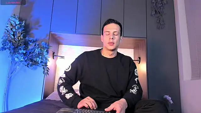 Snapshot of Dustin_Sonne chatting on 11.25.25 Dustin Sonne online show from 11.25.25