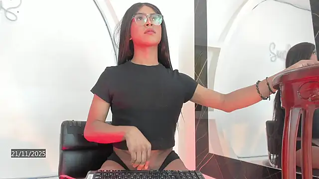 Snapshot of Vicky_Hottman chatting on 11.22.25 Vicky Hottman online show from 11.22.25