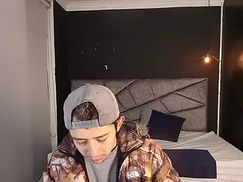 Snapshot of Aleecandrews chatting on 09.18.25 Aleecandrews online show from 09.18.25