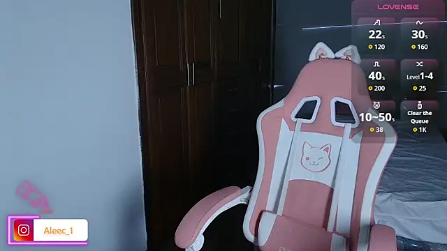 Snapshot of Aleecandrews chatting on 10.04.25 Aleecandrews online show from 10.04.25