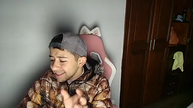 Snapshot of Aleecandrews chatting on 10.13.25 Aleecandrews online show from 10.13.25