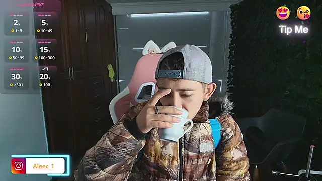 Snapshot of Aleecandrews chatting on 10.16.25 Aleecandrews online show from 10.16.25