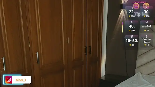 Snapshot of Aleecandrews chatting on 10.18.25 Aleecandrews online show from 10.18.25