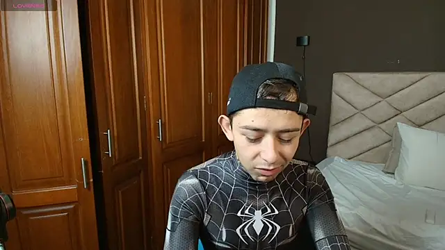 Snapshot of Aleecandrews chatting on 10.31.25 Aleecandrews online show from 10.31.25