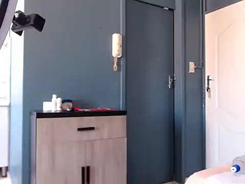 Snapshot of CuteHugeAxx chatting on 10.03.25 CuteHugeAxx online show from 10.03.25