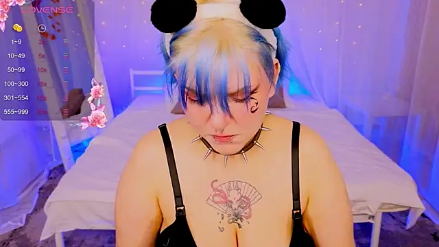 Snapshot of bluelunaray chatting on 09.25.25 bluelunaray online show from 09.25.25