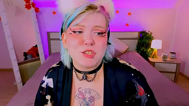 Snapshot of bluelunaray chatting on 10.10.25 bluelunaray online show from 10.10.25