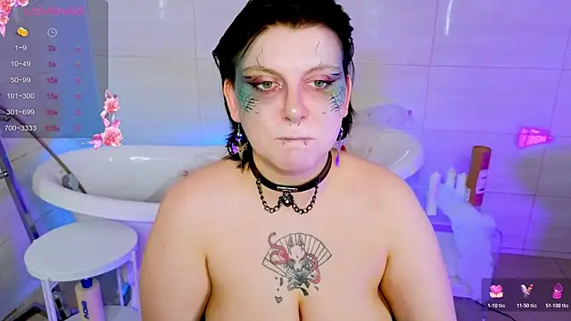 Snapshot of bluelunaray chatting on 10.25.25 bluelunaray online show from 10.25.25