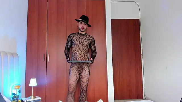 Snapshot of Dark_beauty2 chatting on 10.11.25 Dark beauty2 online show from 10.11.25