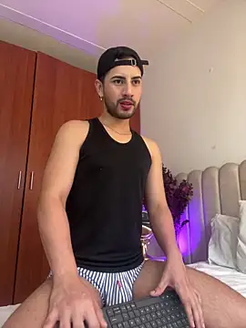 Snapshot of Dark_beauty2 chatting on 10.22.25 Dark beauty2 online show from 10.22.25