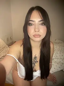 Snapshot of Bella__Booty chatting on 10.17.25 Bella  Booty online show from 10.17.25