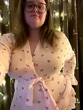 Snapshot of MariaMirabella chatting on 11.15.25 MariaMirabella online show from 11.15.25