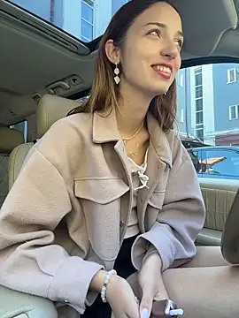 Snapshot of DollyTall chatting on 05.15.26 DollyTall online show from 05.15.26