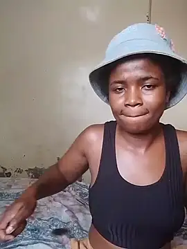 Snapshot of Themberh97 chatting on 12.04.25 Themberh97 online show from 12.04.25