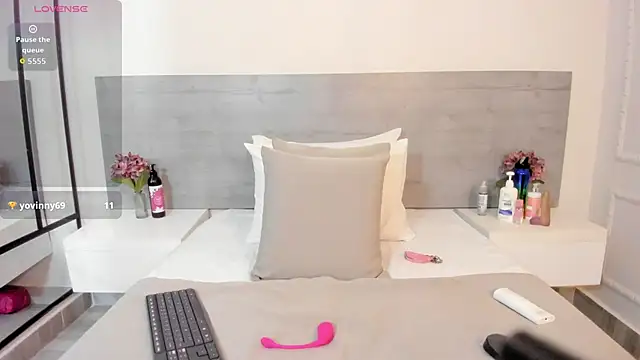 sunnyWhitee online show from 10.08.25