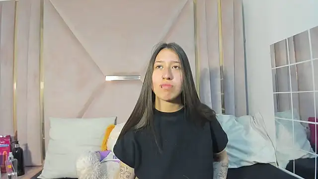 Snapshot of venusmorgan chatting on 10.15.25 venusmorgan online show from 10.15.25