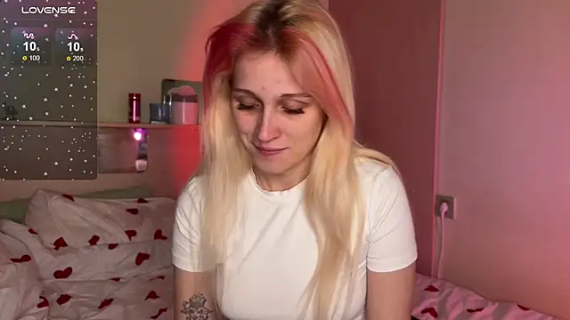 Snapshot of _Annabel_Myr_ chatting on 09.24.25 Annabel Myr online show from 09.24.25