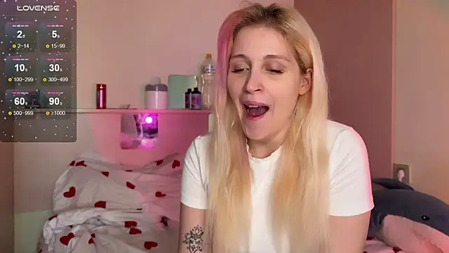 Snapshot of _Annabel_Myr_ chatting on 10.08.25 Annabel Myr online show from 10.08.25