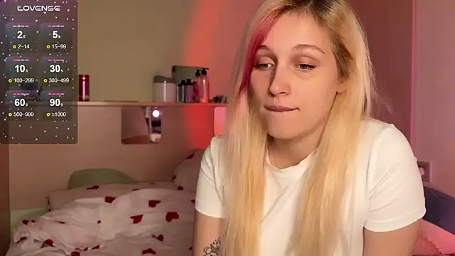 Snapshot of _Annabel_Myr_ chatting on 10.15.25 Annabel Myr online show from 10.15.25