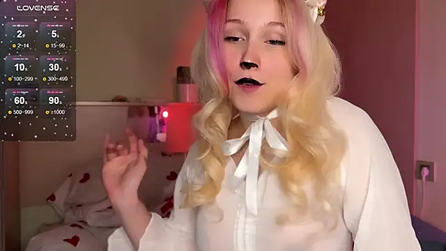 Snapshot of _Annabel_Myr_ chatting on 10.31.25 Annabel Myr online show from 10.31.25