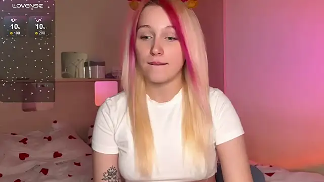 Snapshot of _Annabel_Myr_ chatting on 12.14.25 Annabel Myr online show from 12.14.25