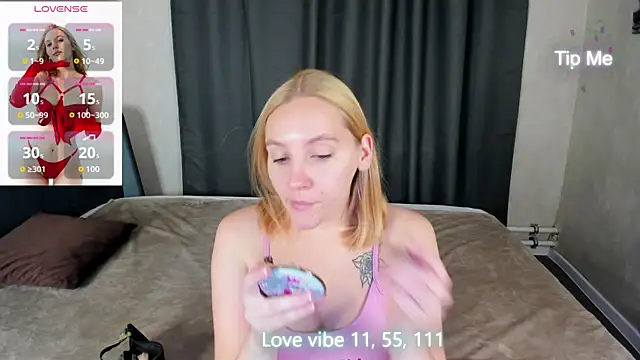 Snapshot of Anna_Chelsea chatting on 10.20.25 Anna Chelsea online show from 10.20.25