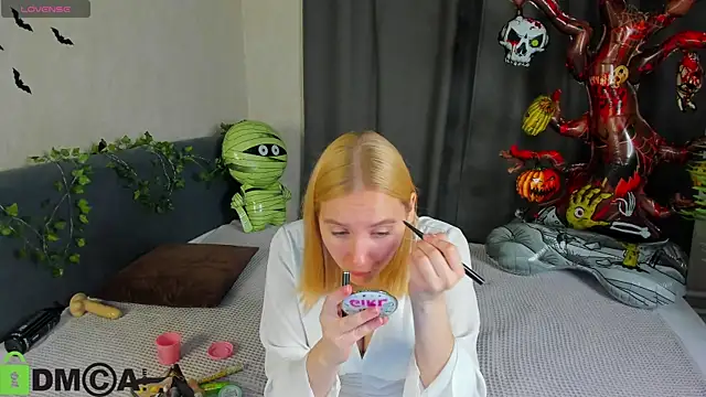 Snapshot of Anna_Chelsea chatting on 10.27.25 Anna Chelsea online show from 10.27.25