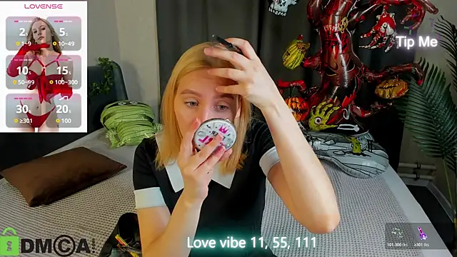 Snapshot of Anna_Chelsea chatting on 10.29.25 Anna Chelsea online show from 10.29.25