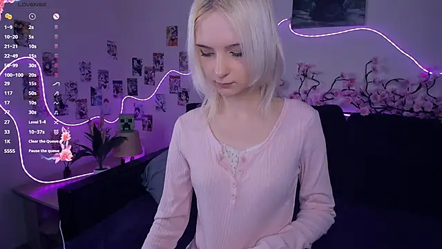 Snapshot of Megan--chan chatting on 11.22.25 Megan--chan online show from 11.22.25