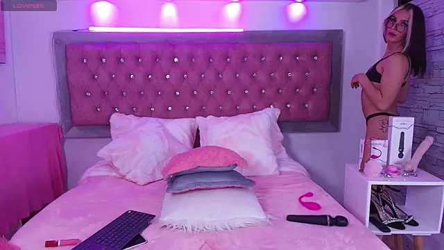 Snapshot of Bonn_Glow chatting on 09.18.25 Bonn Glow online show from 09.18.25