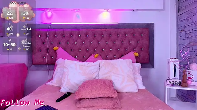 Snapshot of Bonn_Glow chatting on 10.23.25 Bonn Glow online show from 10.23.25