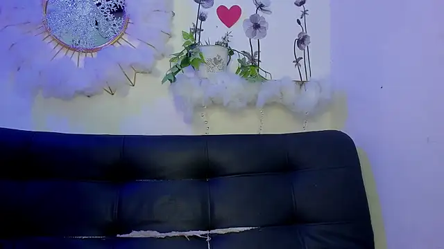 Snapshot of IsauraMontiel chatting on 12.19.25 IsauraMontiel online show from 12.19.25