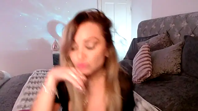 Snapshot of AngeleyesUK chatting on 10.23.25 AngeleyesUK online show from 10.23.25