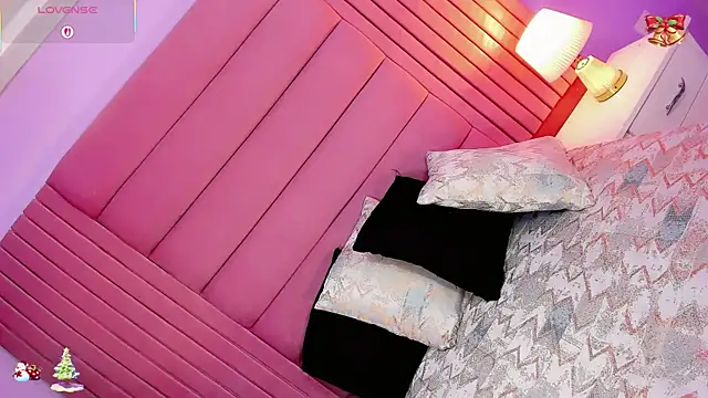 Snapshot of Valeria_Rouss chatting on 12.21.25 Valeria Rouss online show from 12.21.25