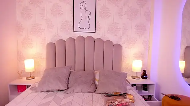 Snapshot of ShaynaHosk chatting on 09.16.25 ShaynaHosk online show from 09.16.25