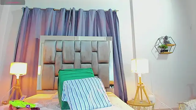 Snapshot of Karlaliones69 chatting on 10.15.25 Karlaliones69 online show from 10.15.25