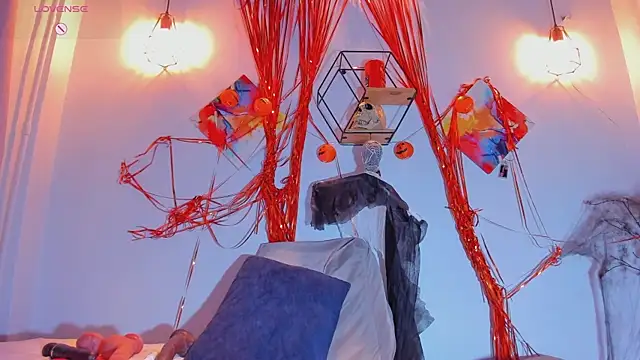 Snapshot of Karlaliones69 chatting on 10.31.25 Karlaliones69 online show from 10.31.25