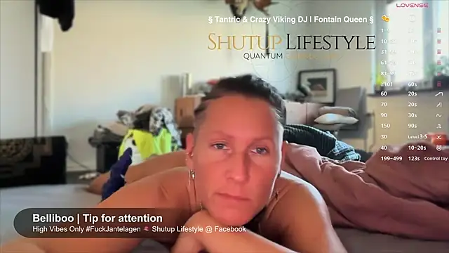 Snapshot of SwingWingWomanSweden chatting on 09.27.25 SwingWingWomanSweden online show from 09.27.25