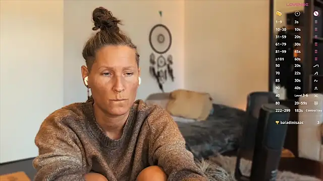 Snapshot of SwingWingWomanSweden chatting on 11.29.25 SwingWingWomanSweden online show from 11.29.25