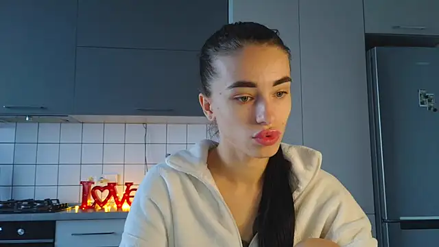 Snapshot of EvaMelnik chatting on 09.19.25 EvaMelnik online show from 09.19.25