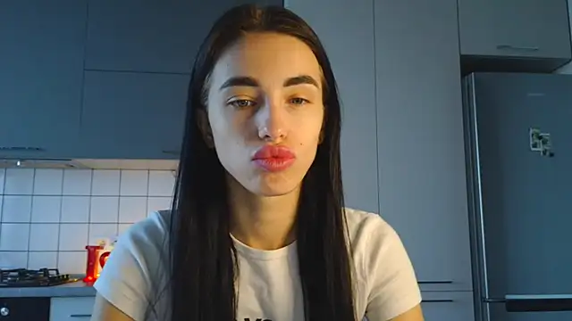 Snapshot of EvaMelnik chatting on 09.22.25 EvaMelnik online show from 09.22.25