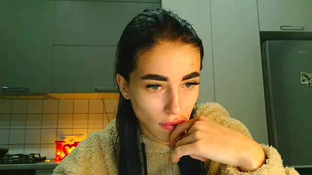 Snapshot of EvaMelnik chatting on 09.29.25 EvaMelnik online show from 09.29.25