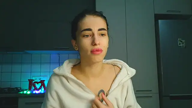 Snapshot of EvaMelnik chatting on 10.13.25 EvaMelnik online show from 10.13.25