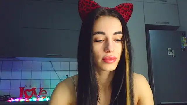 Snapshot of EvaMelnik chatting on 10.22.25 EvaMelnik online show from 10.22.25