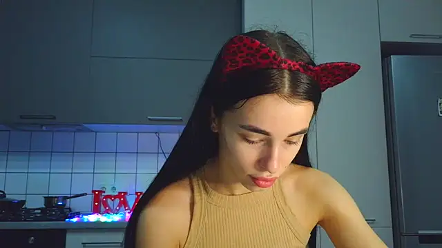 Snapshot of EvaMelnik chatting on 10.28.25 EvaMelnik online show from 10.28.25