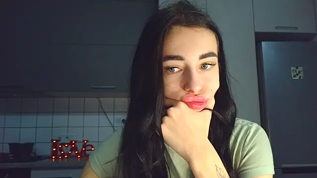 Snapshot of EvaMelnik chatting on 11.06.25 EvaMelnik online show from 11.06.25