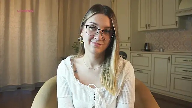 Snapshot of DarelleFaux chatting on 10.15.25 DarelleFaux online show from 10.15.25