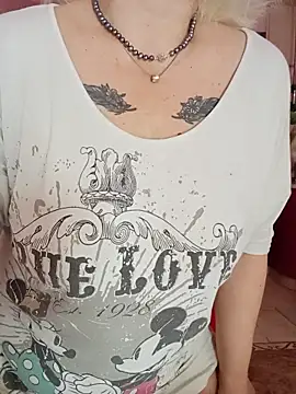 Snapshot of SquirtMilf00 chatting on 09.13.25 SquirtMilf00 online show from 09.13.25