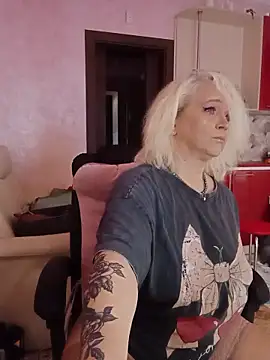 Snapshot of SquirtMilf00 chatting on 09.23.25 SquirtMilf00 online show from 09.23.25